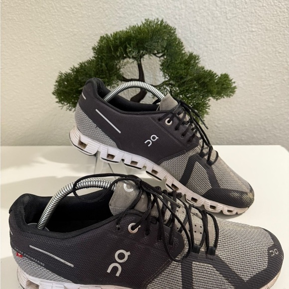 On cloud 5 Men's Black and White Athletic Shoes - Picture 3 of 10